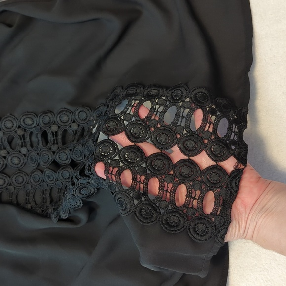 Woman's Lace Beach Coverup - Picture 3 of 10